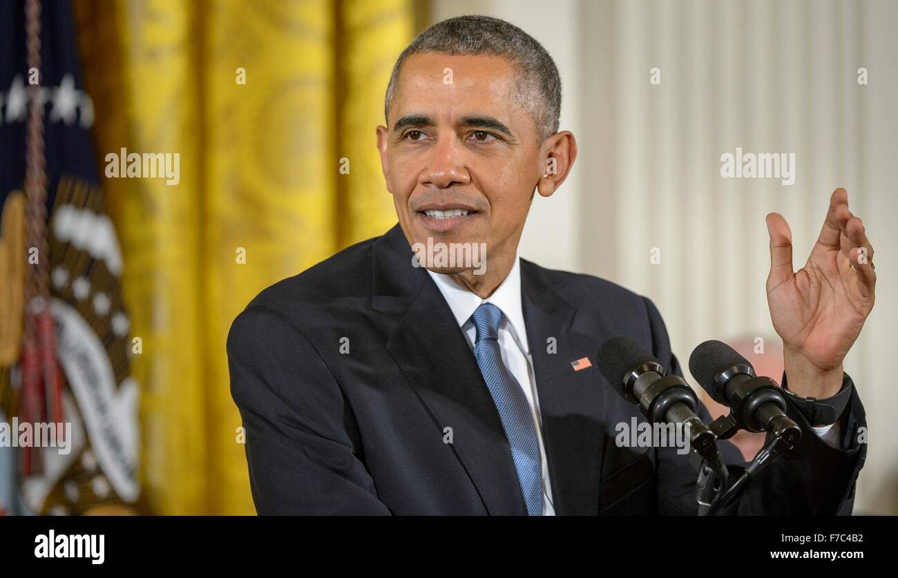 El Presidente de Estados Unidos, Barack Obama, habla durante la ceremonia de entrega de la Medalla Presidencial de la libertad en el East Room de la Casa Blanca el 24 de noviembre de 2015 en Washington, DC. Foto de stock