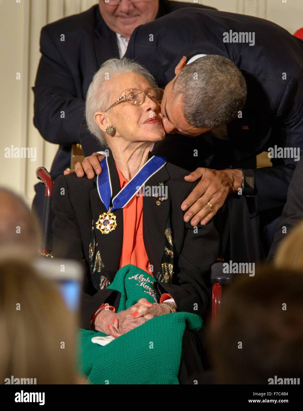 El presidente estadounidense Barack Obama besos NASA matemático Katherine Johnson en la mejilla después otorgándole la Medalla Presidencial de la libertad durante una ceremonia en el Salón Este de la Casa Blanca el 24 de noviembre de 2015 en Washington, DC. Foto de stock