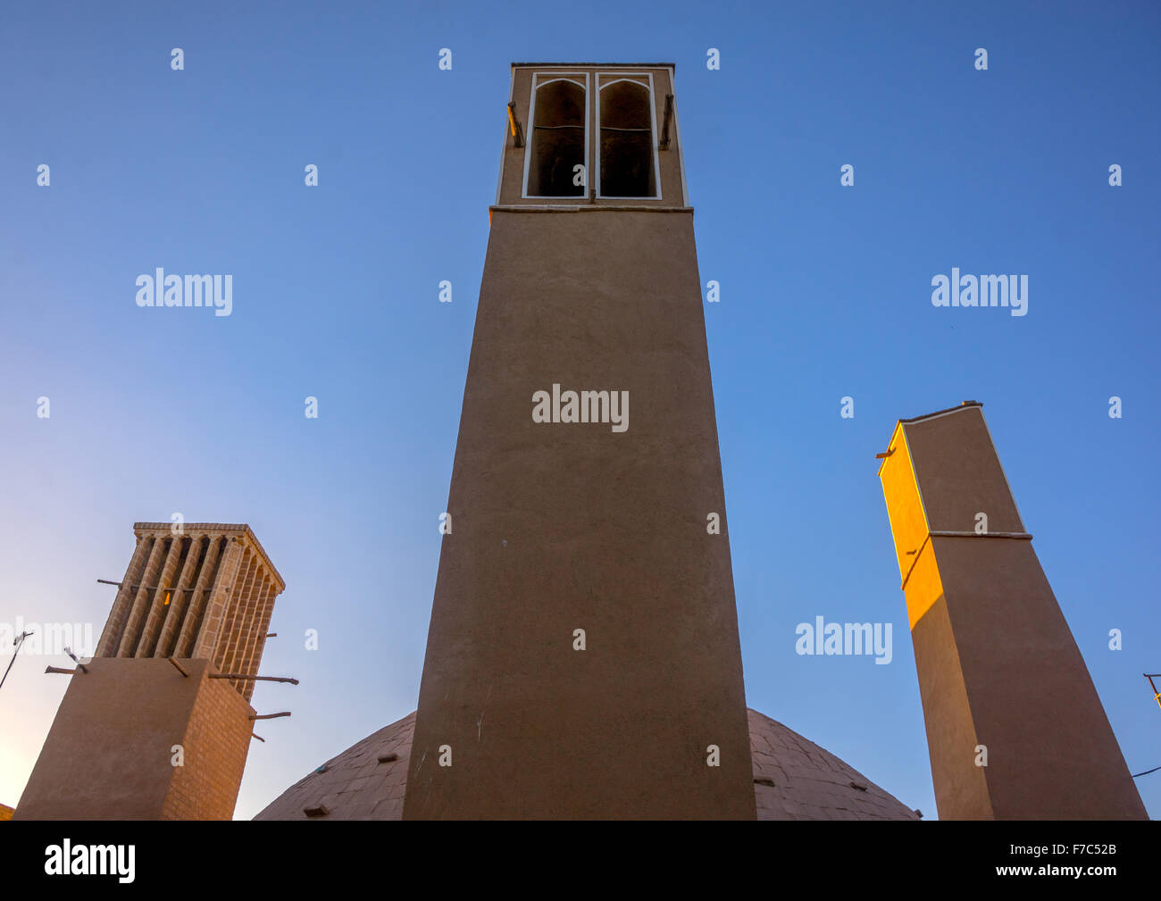 Las torres de viento utilizados como un sistema de refrigeración natural para el depósito de agua en la arquitectura tradicional Iraní, la provincia de Yazd, en Yazd, Irán Foto de stock
