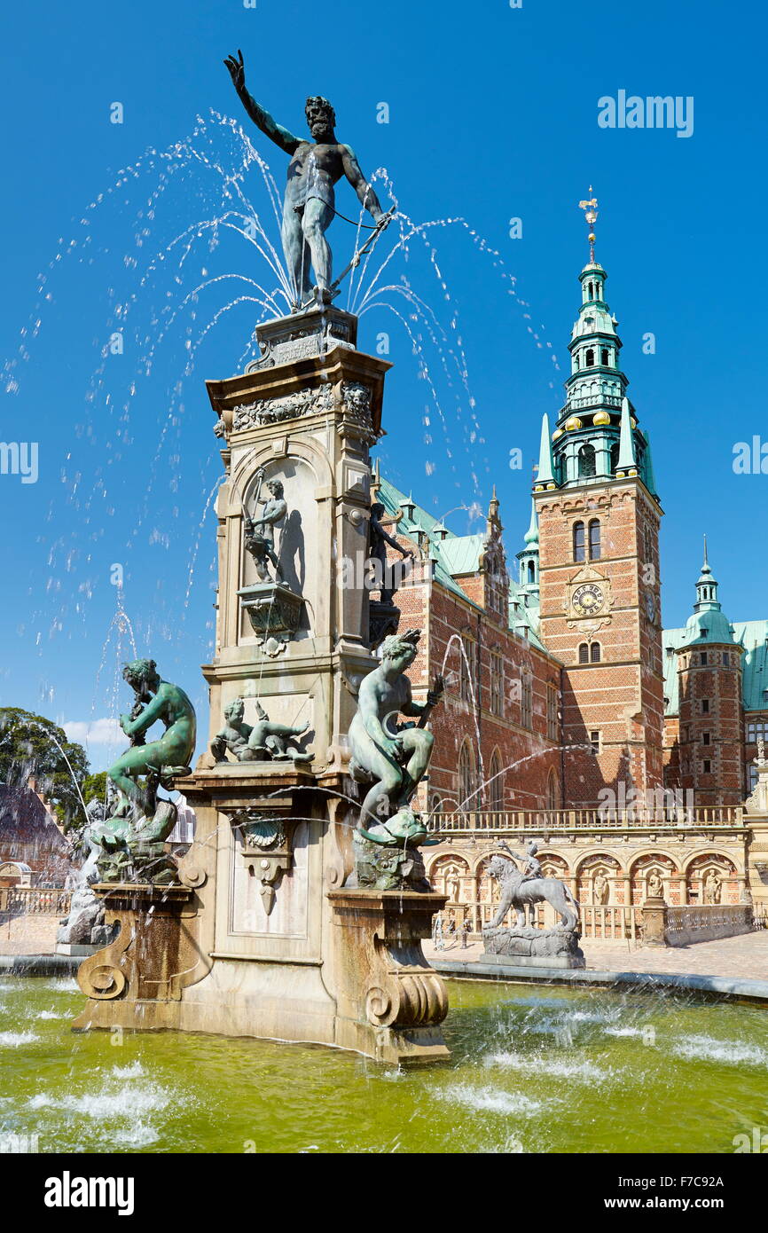 Fuente de Neptuno en el Castillo de Frederiksborg, Dinamarca Foto de stock