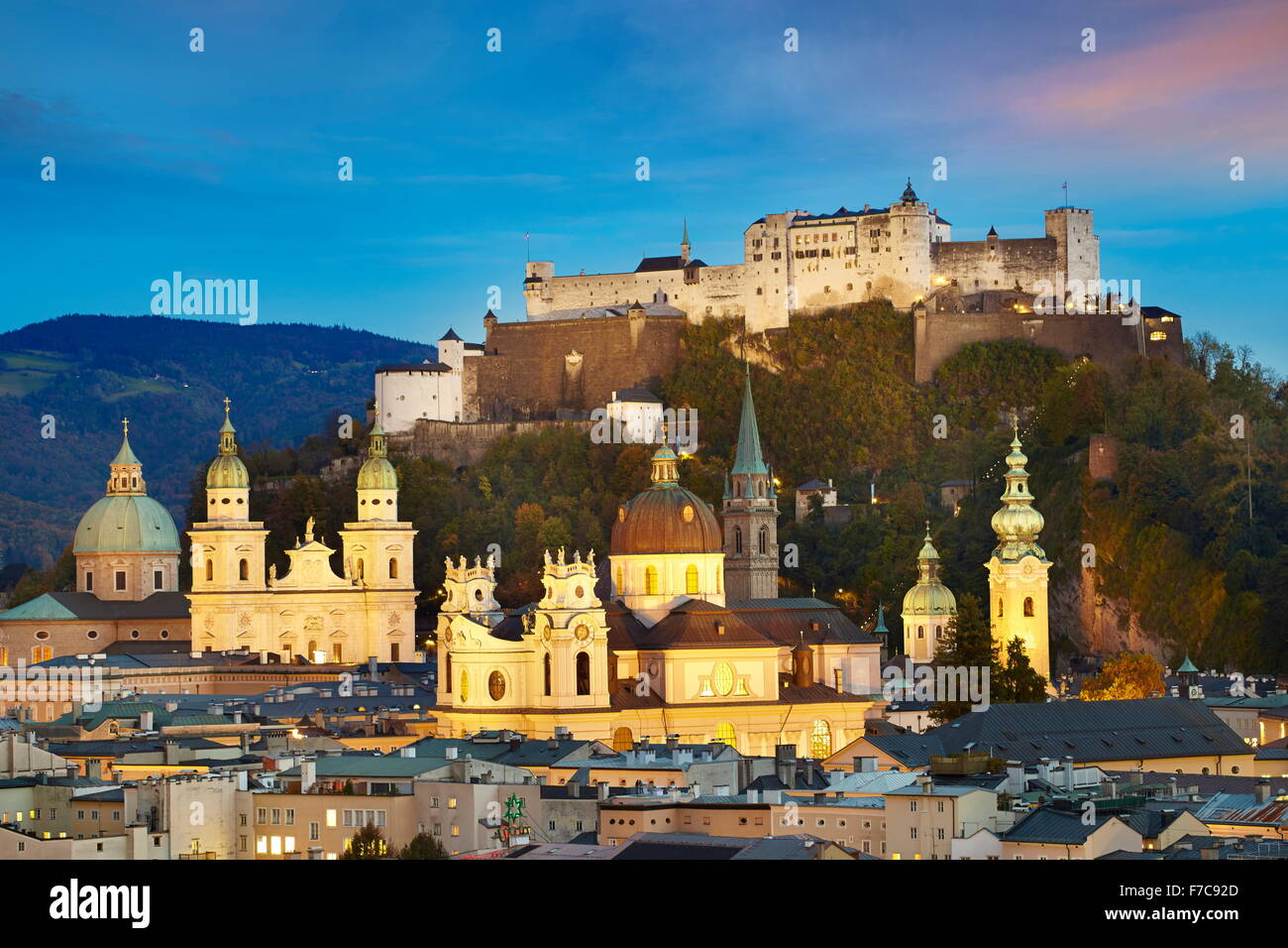 Vista aérea del casco antiguo de Salzburgo, el castillo visible en el fondo, Austria Foto de stock