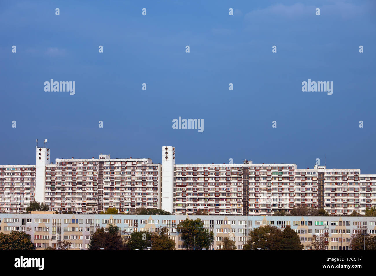 La ciudad de Wroclaw, Polonia, grandes bloques de viviendas, grandes edificios de apartamentos, condominios, arquitectura residencial. Foto de stock