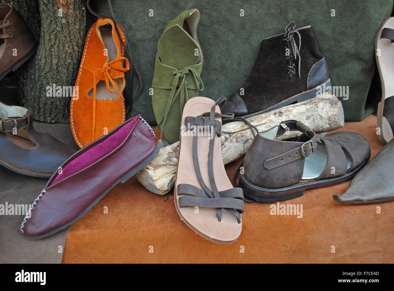 Una selección de zapatos medievales disponibles para su compra en la Feria Medieval de Silves, Portugal. Foto de stock