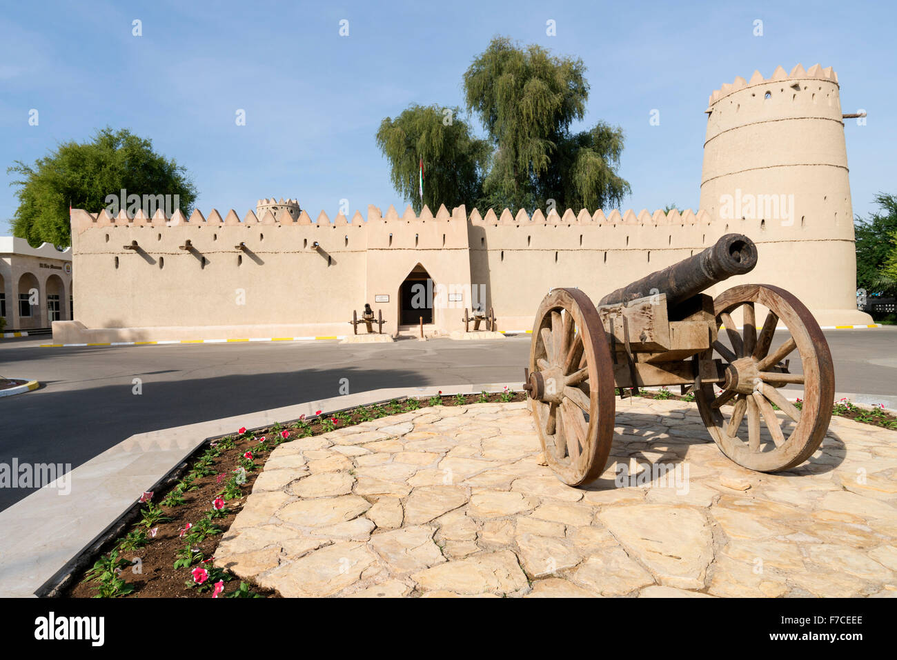 Sultan Bin Zayed Fort junto al Museo Nacional de Al Ain Emiratos Arabes Unidos Foto de stock