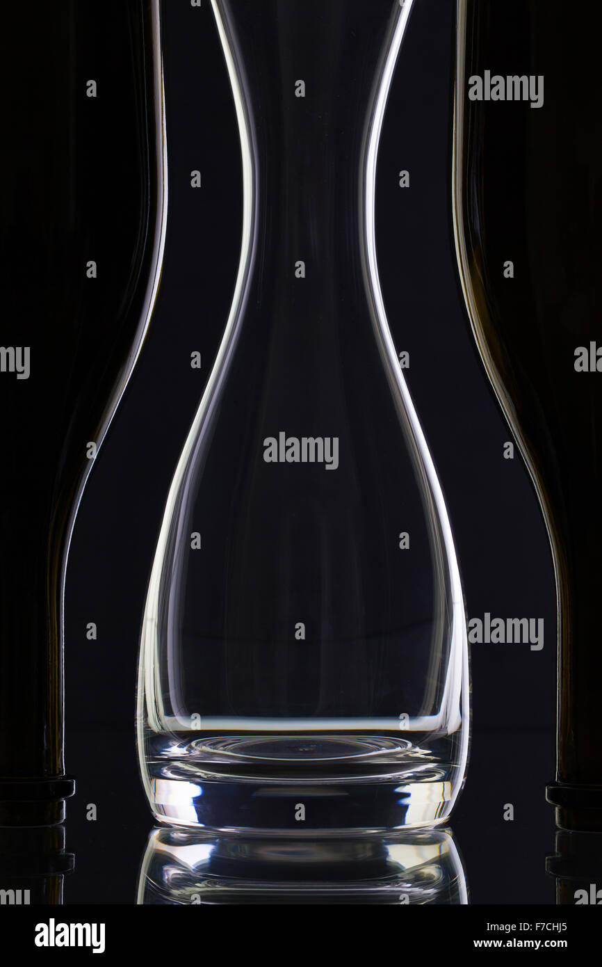 Vidrio y botellas vacías en el fondo negro Foto de stock