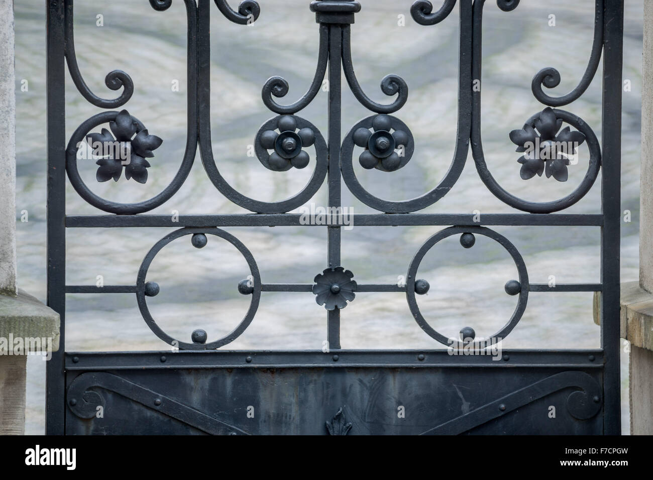 Antigua puerta de hierro ornamentales Ostrow Tumski Wroclaw Foto de stock