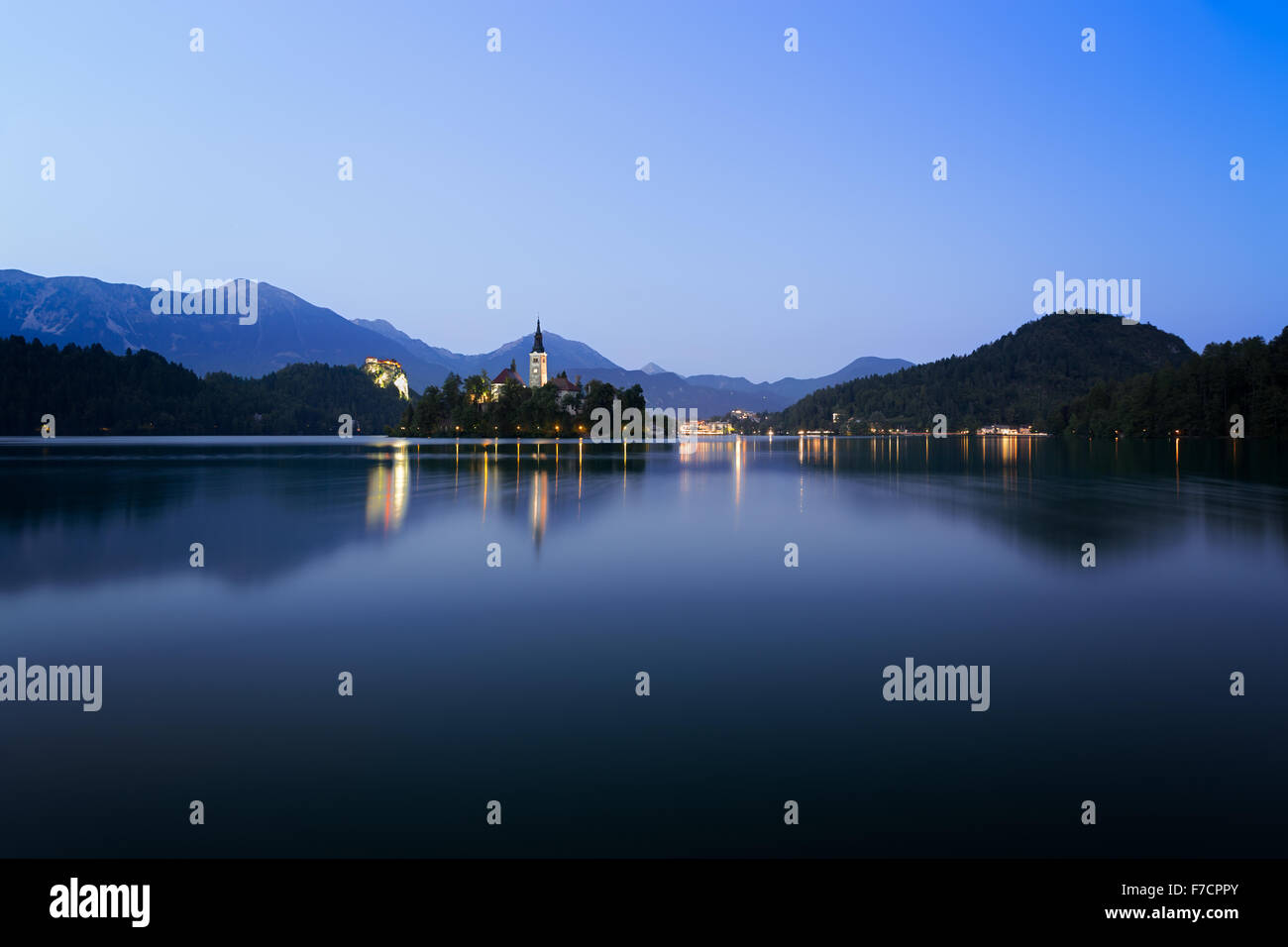 Amanecer en el lago Bled con cielos azules, Eslovenia Foto de stock