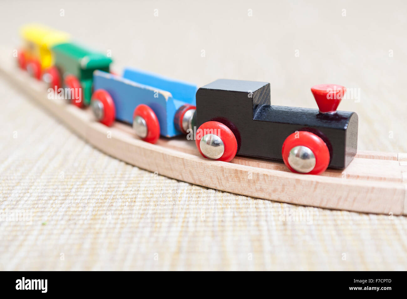 Tren de juguete de madera para niños en la vía del tren modelo de liberación: nº de propiedad: Release No Fotografía de stock - Alamy