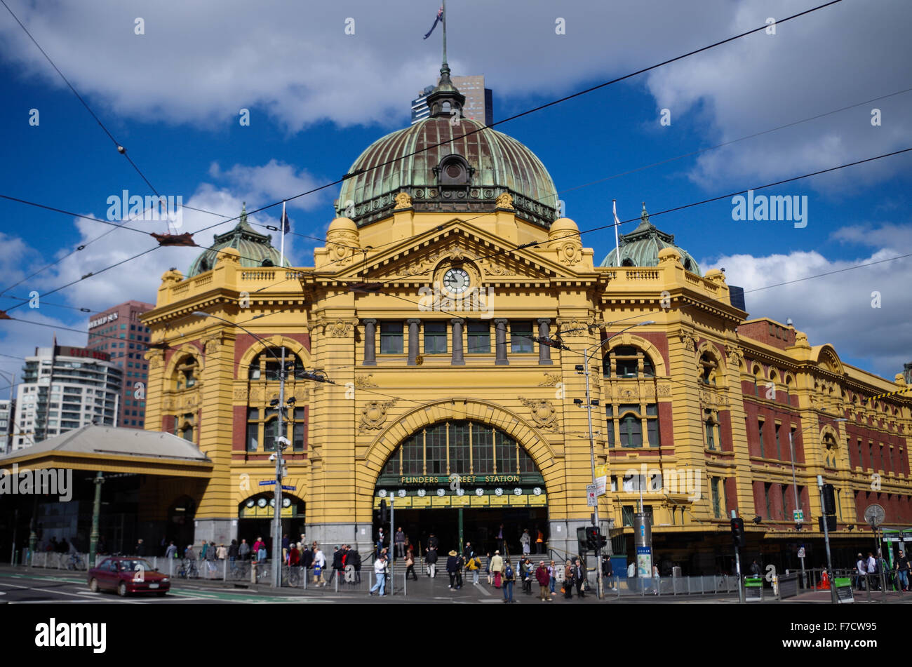Imagen colorida de la estación de Flinders Street en Melbourne. Foto de stock