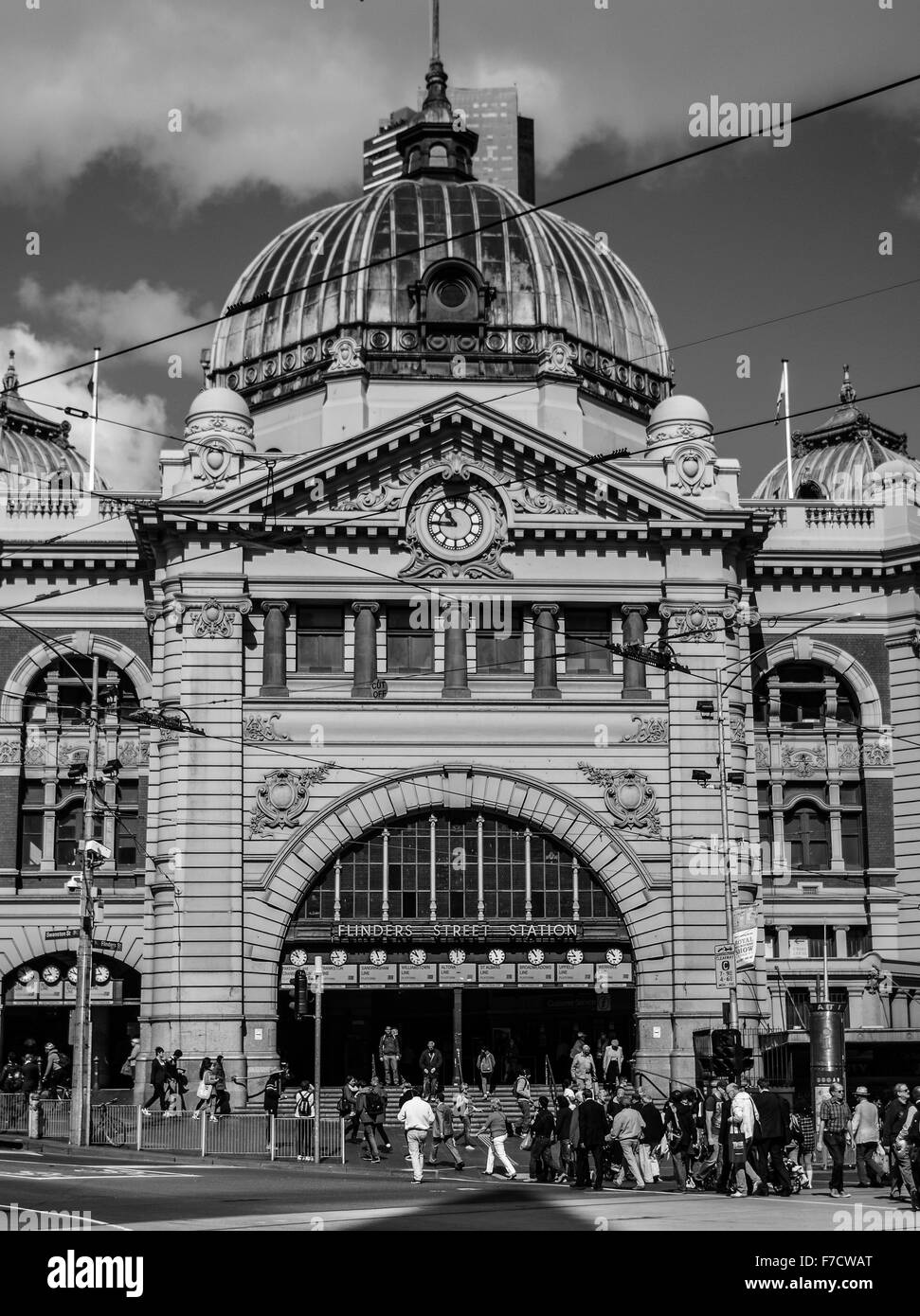 Fotografía en blanco y negro de la estación de Flinders Street Foto de stock