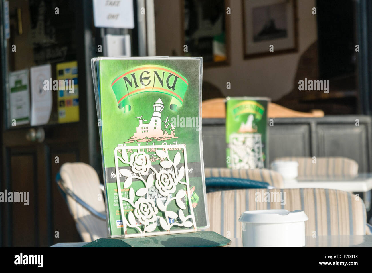 Menú en la mesa de un pub irlandés en un complejo turístico español Foto de stock