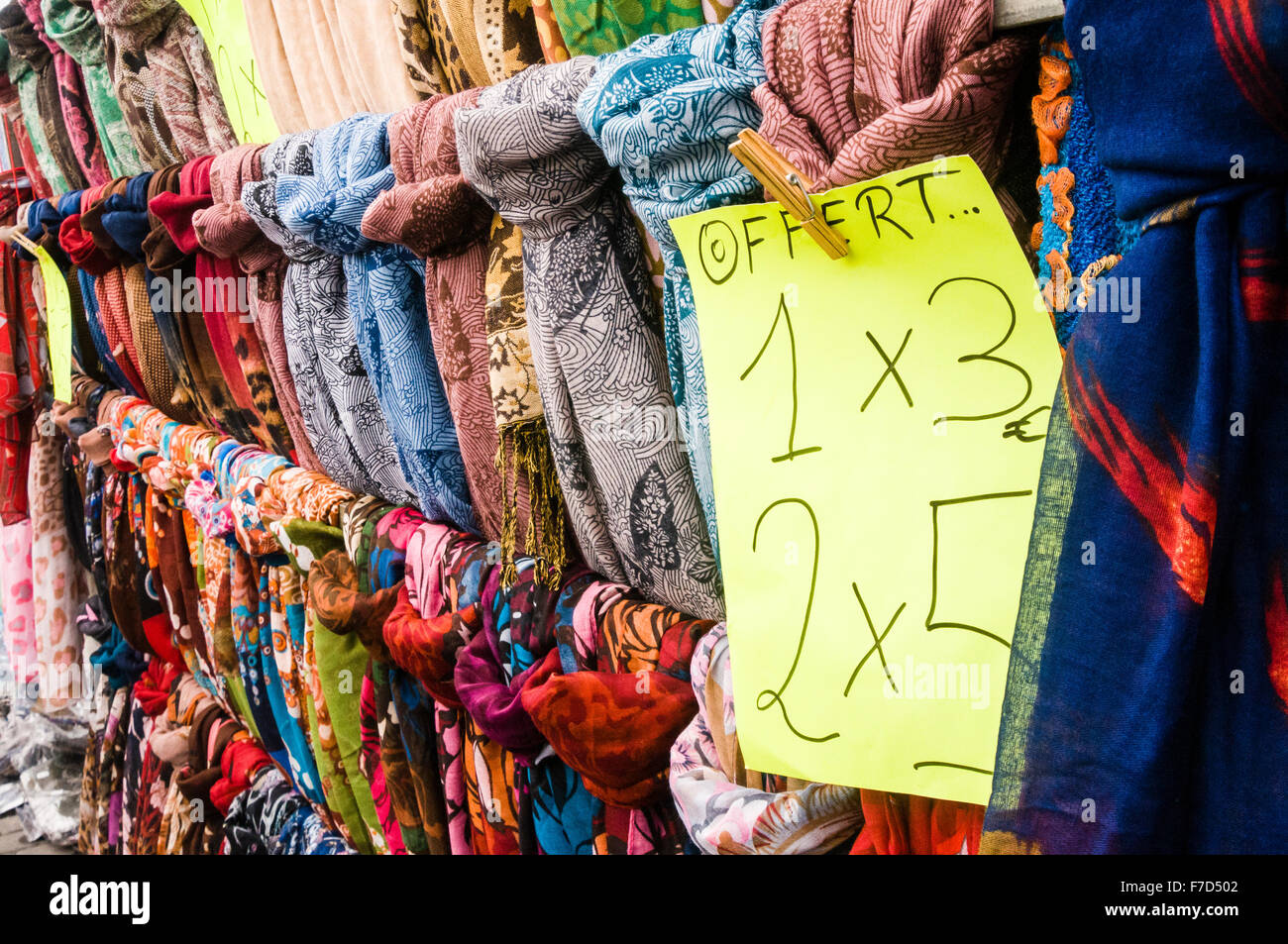 Pañuelos de seda en la etiqueta de precio de venta en un stand en el  mercado dominical en la Villa de Teguise Lanzarote Fotografía de stock -  Alamy