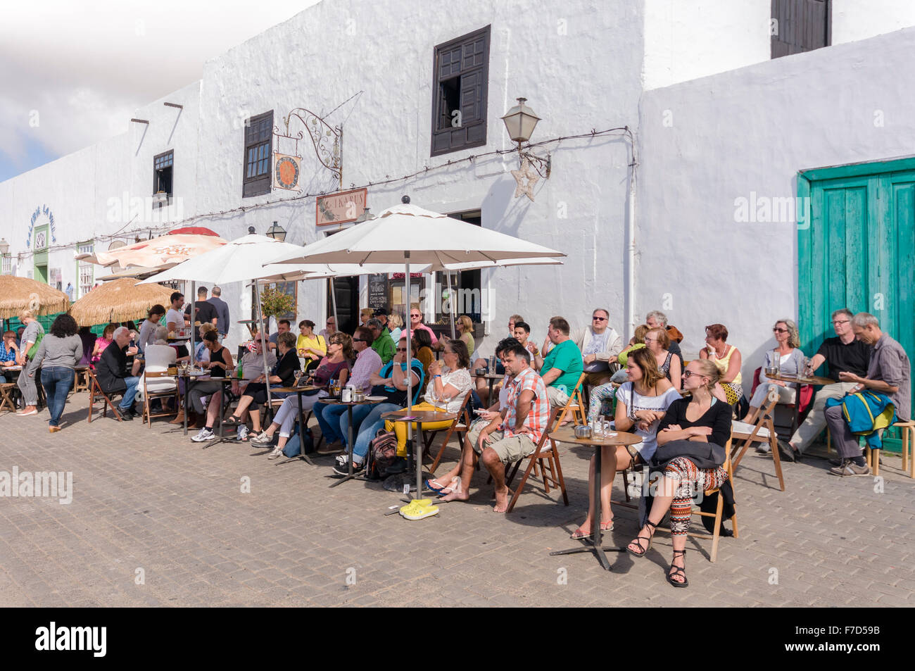 La gente relajándose fuera una cafetería restaurante en la Villa de Teguise Lanzarote Foto de stock
