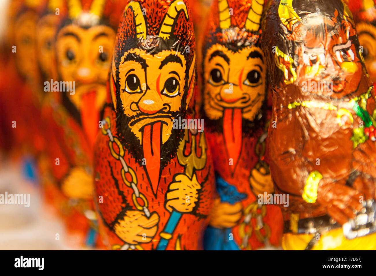 Figuras de chocolate de demonios aparece en un supermercado. Foto de stock