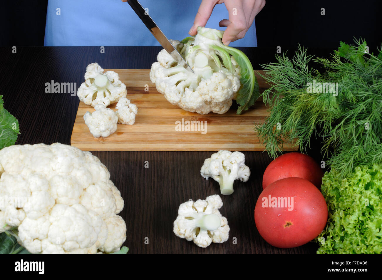 Cortar en floretes de coliflor en una tabla para cortar Foto de stock