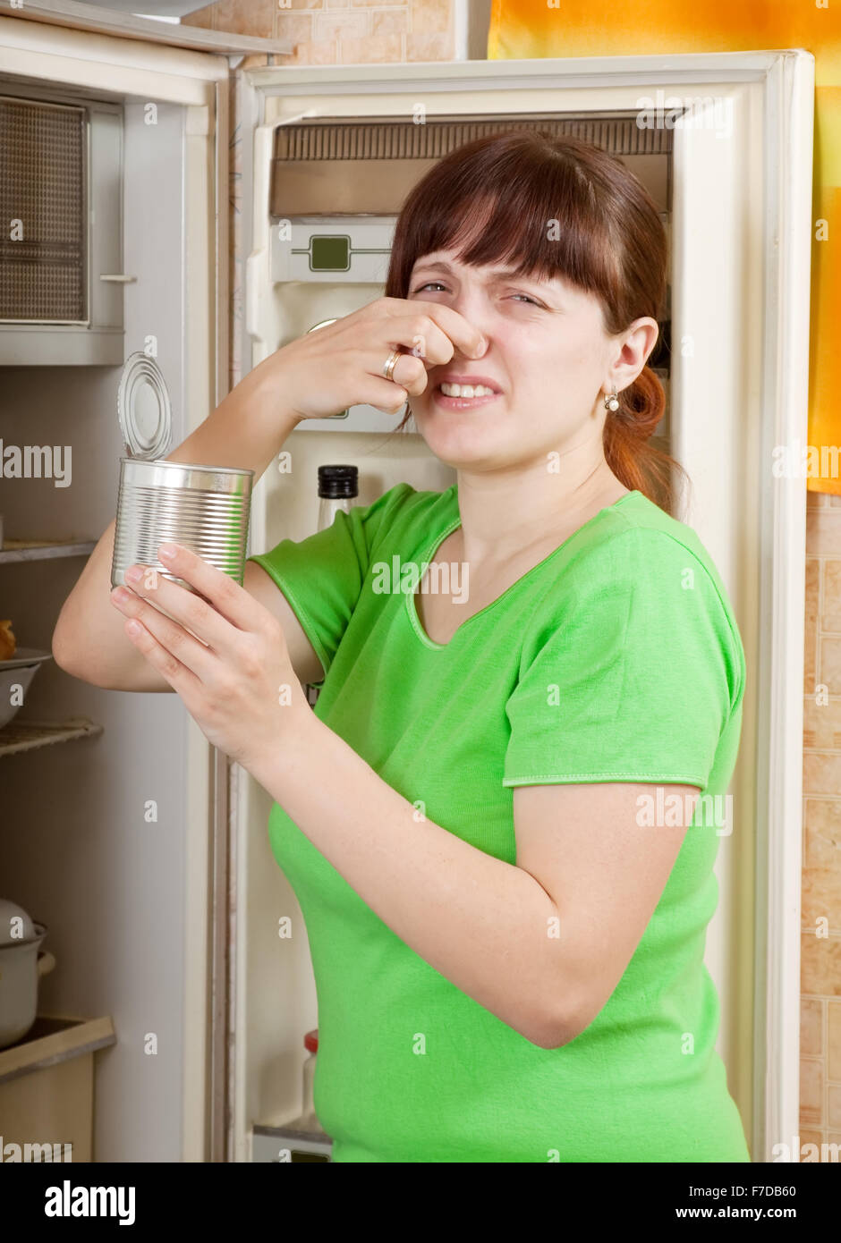 Una lata de Surstromming - delicadeza sueca - un ejemplo de la comida  extraña o extraña que comen las personas de todo el mundo Fotografía de  stock - Alamy