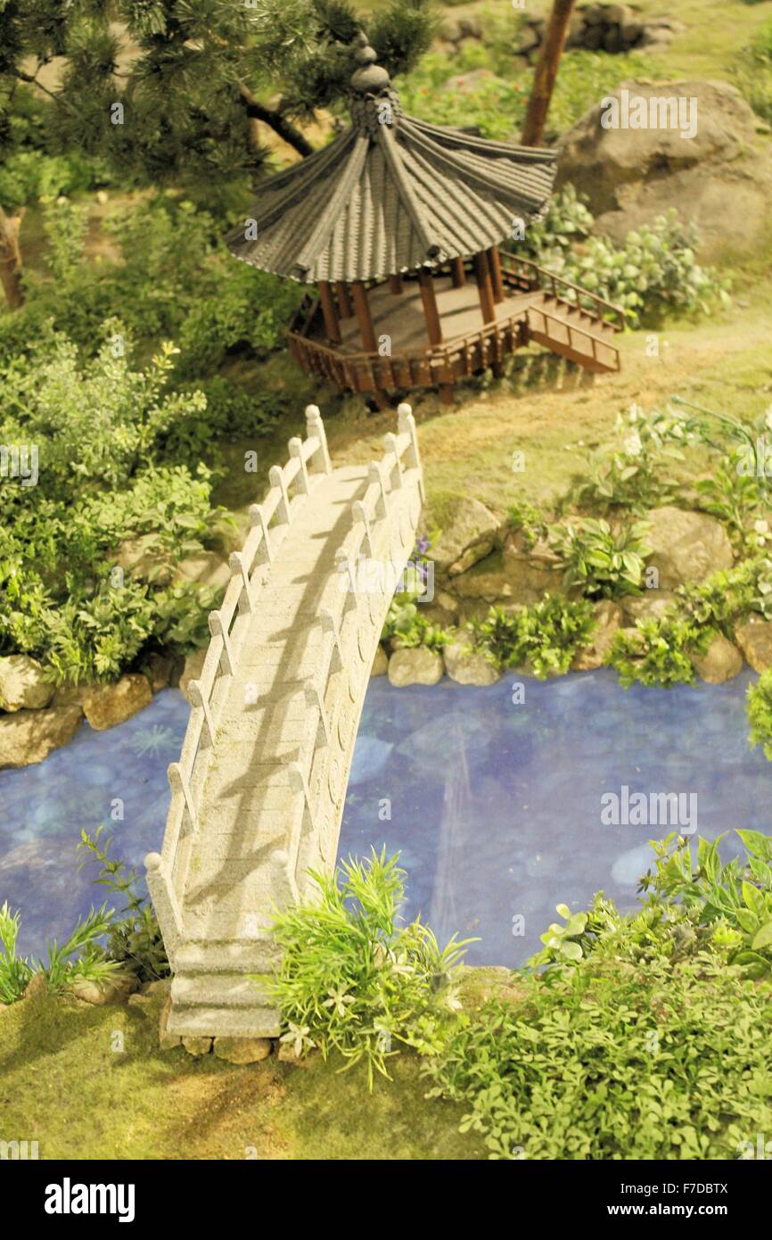 Arquitectura asiática con el puente sobre el río. Foto de stock