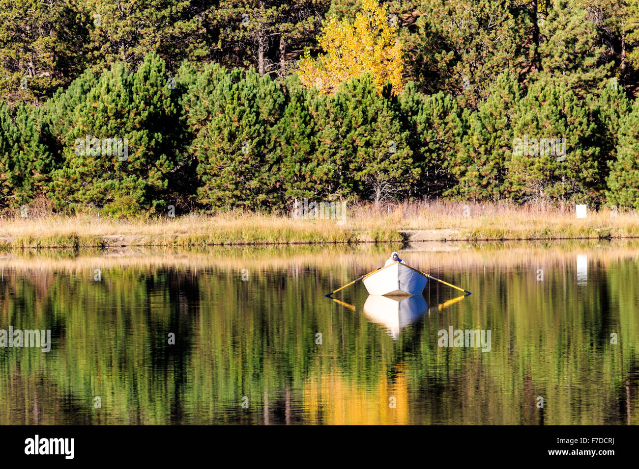 Un solitario pescador en el lago de Monumento en Colorado Fotografía de  stock - Alamy