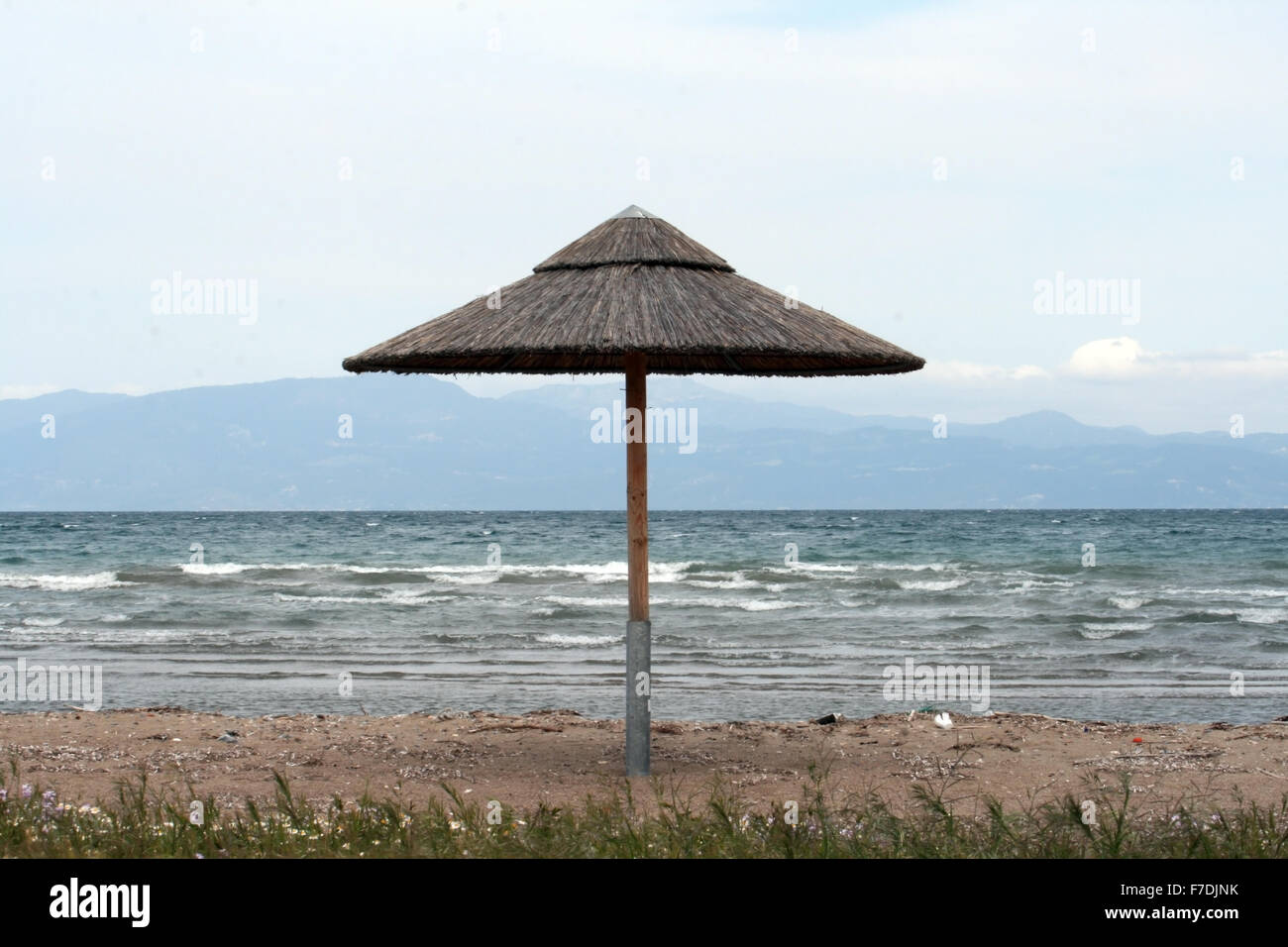 Sombrilla de paja en la playa. Foto de stock