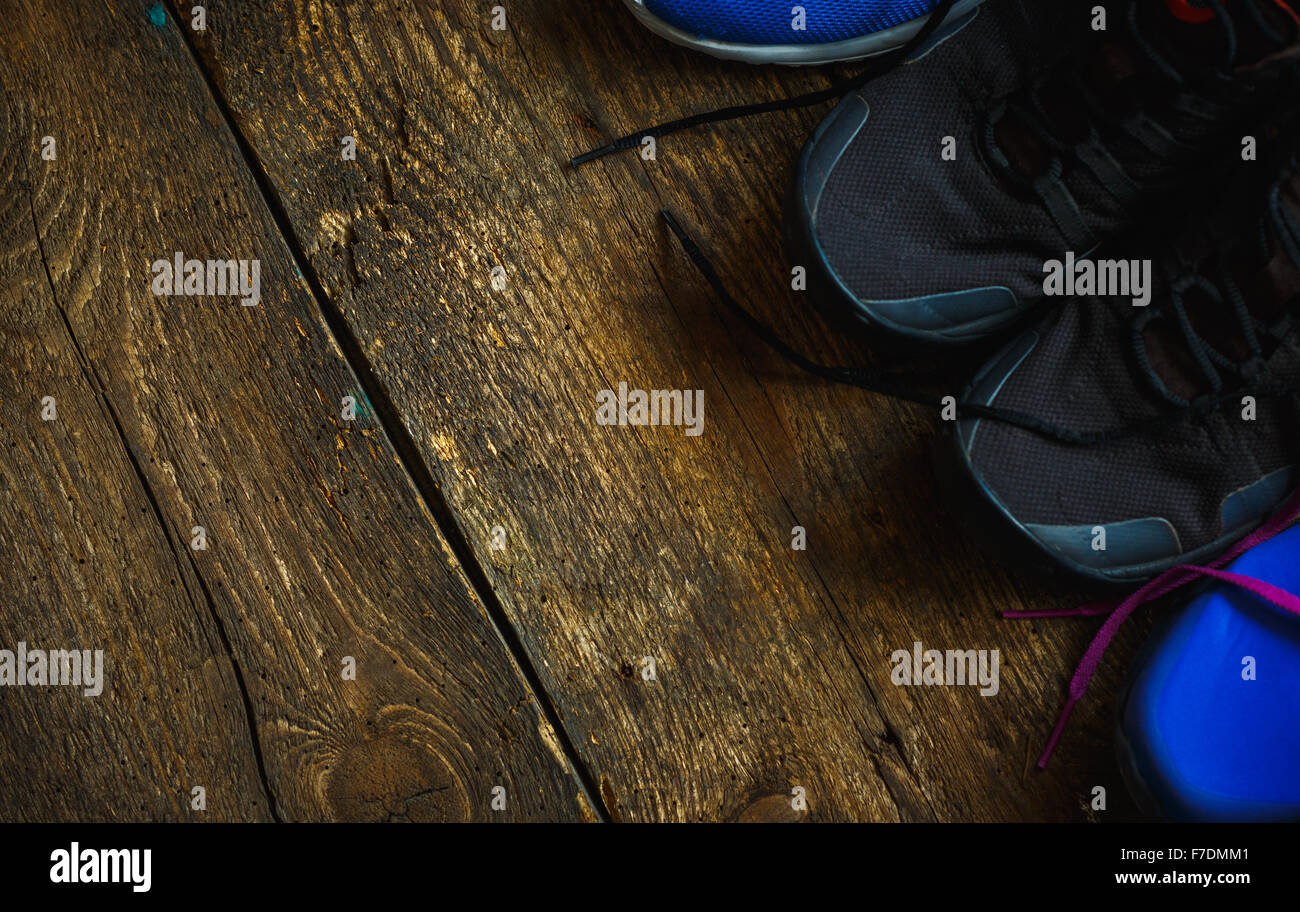 Deporte, fitness, zapatos, calzado concepto - Cierre de zapatillas sobre fondo de madera Foto de stock