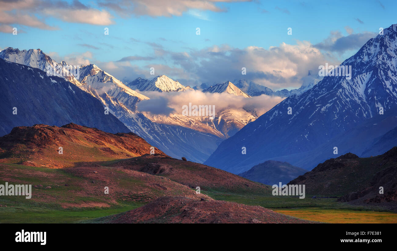 La belleza del atardecer en la montaña del Himalaya de rosa Foto de stock
