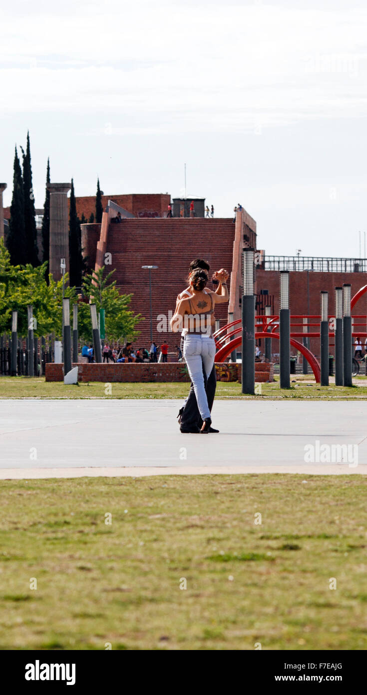 Pareja joven practicando el Tango Argentino en el aire abierto Foto de stock
