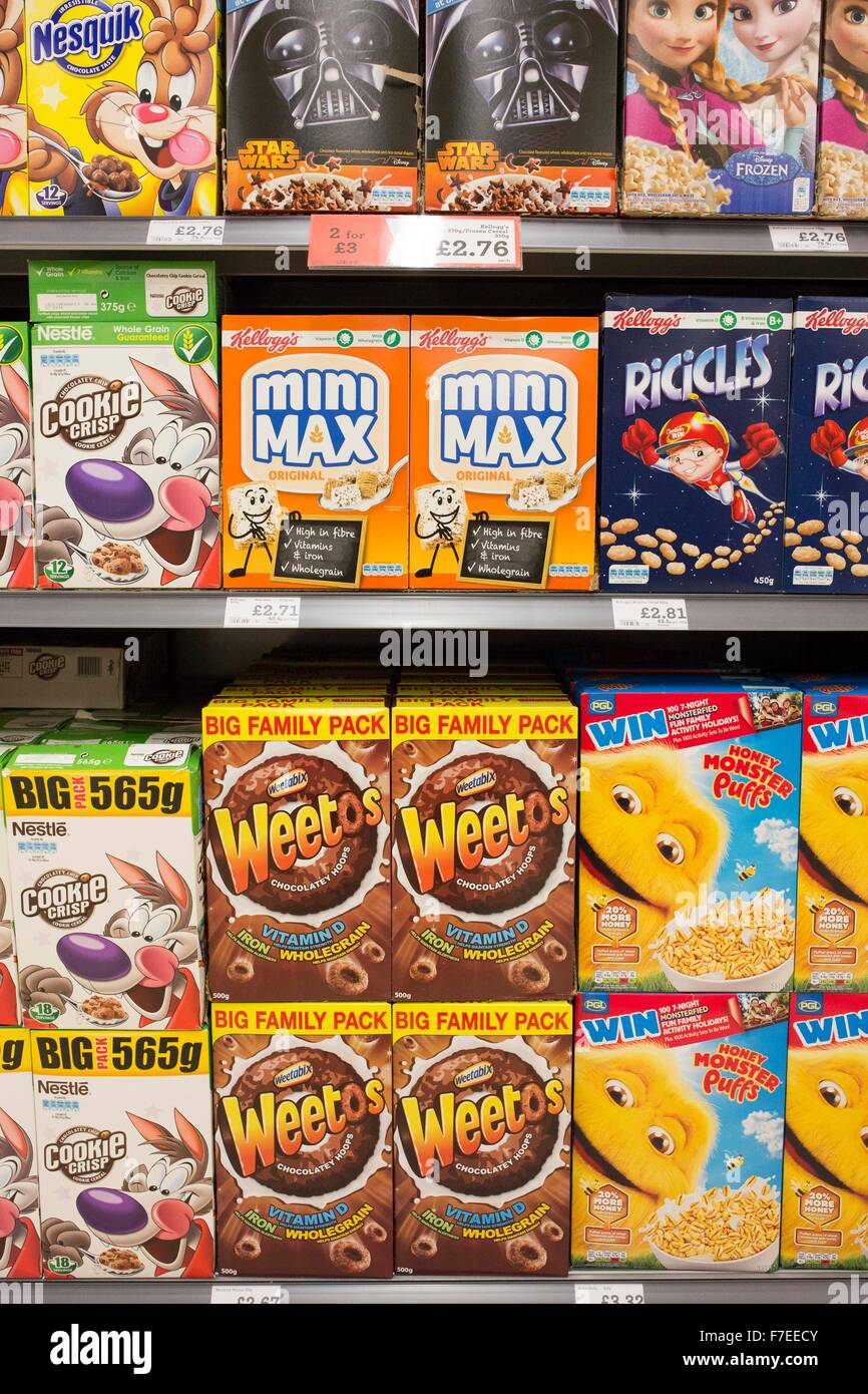 Los cereales azucarados en un supermercado Foto de stock