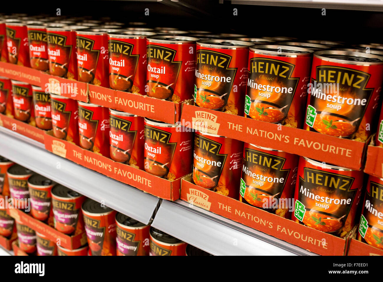 Heinz latas de sopa en los estantes del supermercado Foto de stock