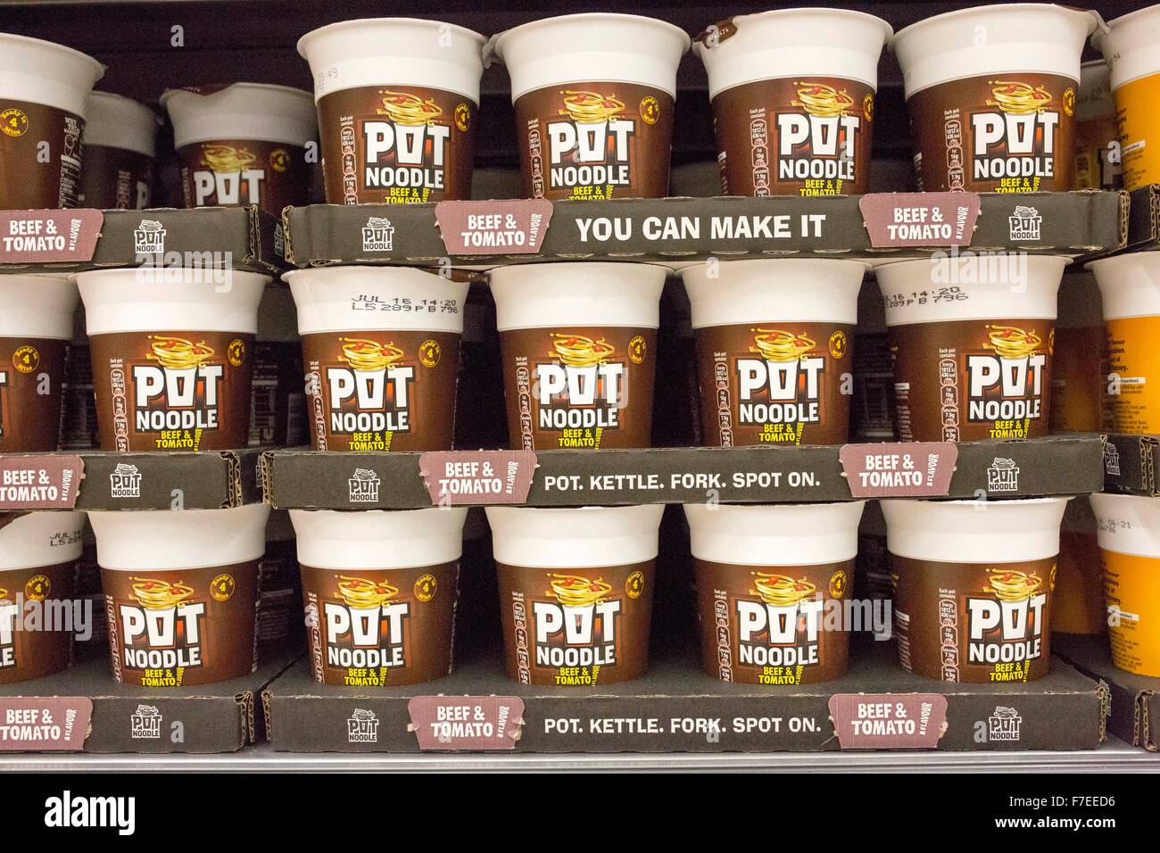 Pot Noodles en la pantalla en un supermercado Foto de stock