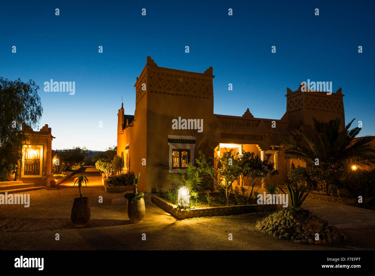 Estilo Kasbah hotel al atardecer, hora azul, Boumalne du dades, Dades Valle, Marruecos Foto de stock