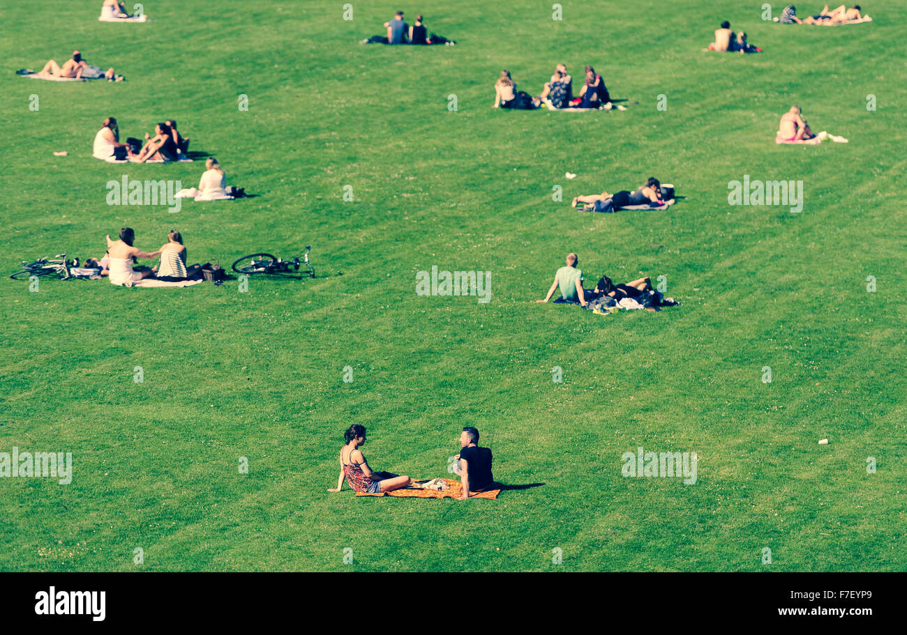 Las personas relajarse y tomar el sol en el centro de la ciudad de Copenhague, el parque Frederiksberg tienen Foto de stock