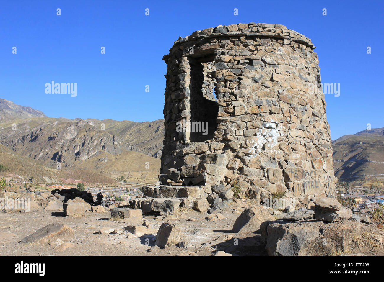 Atalaya de piedra con vistas del pueblo de Chivay, Perú Foto de stock