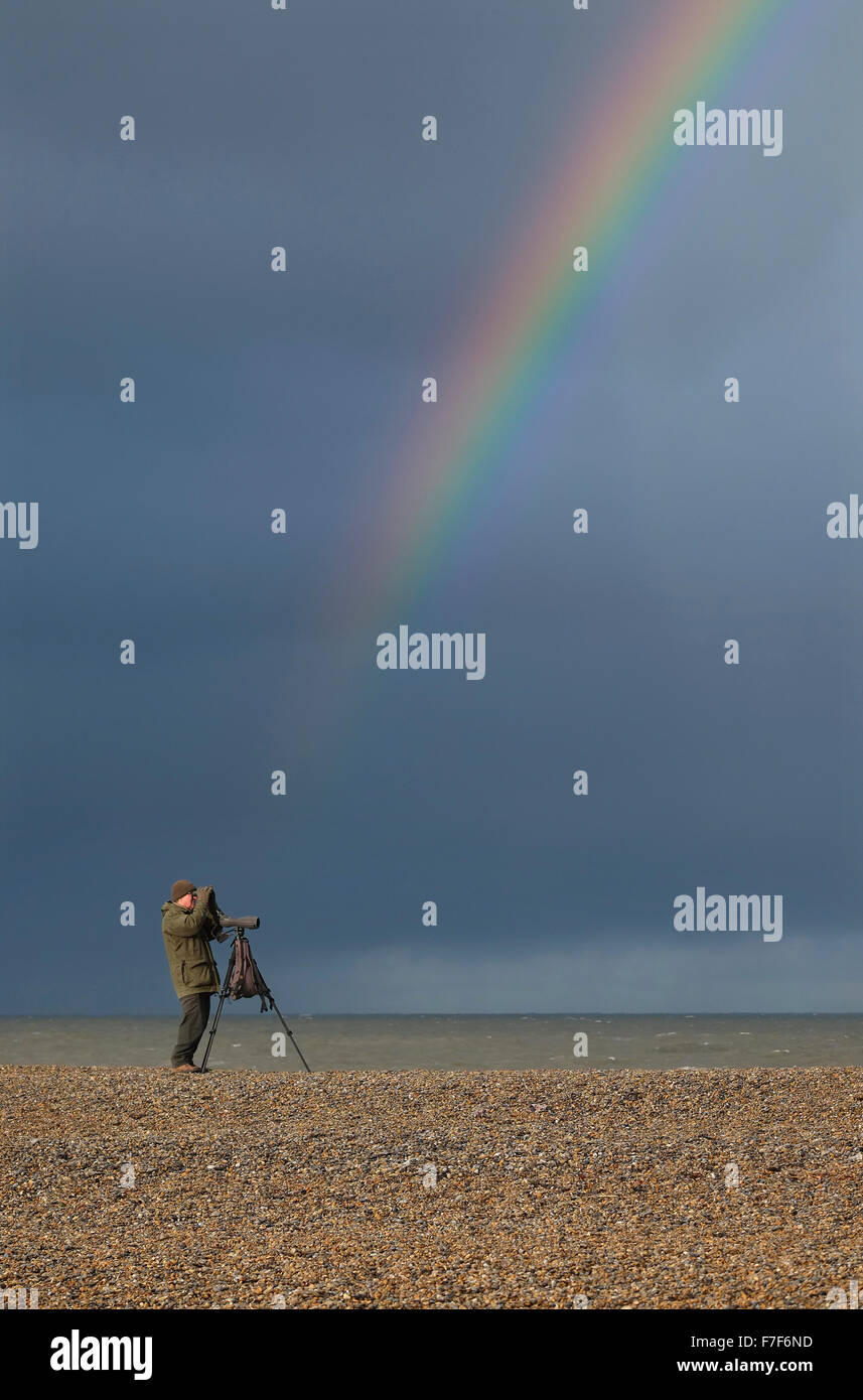 Observador de aves y sobre cley Rainbow Beach, Norfolk, Inglaterra Foto de stock