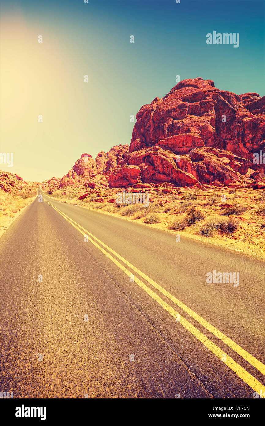 Tonos Vintage desert highway, concepto de viaje, USA. Foto de stock