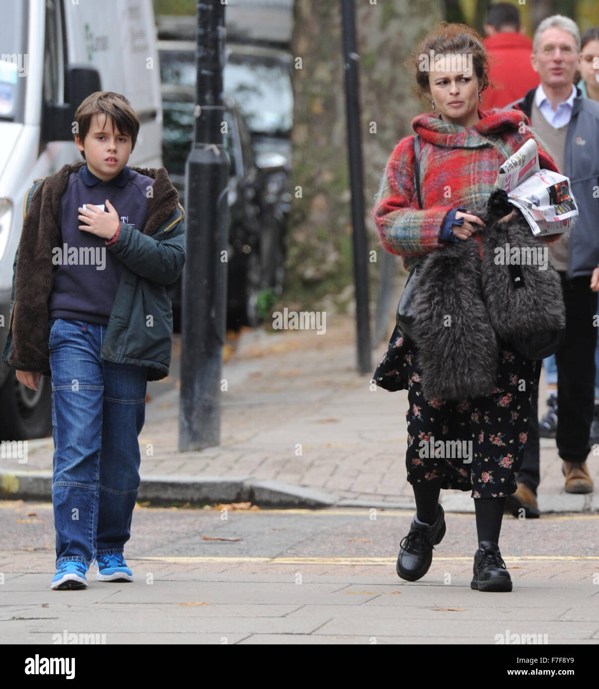Helena Bonham Carter y su hijo Billy en Londres con: Helena Bonham Carter, Billy  Raymond Burton donde: Londres, Reino Unido cuando: El 30 de octubre de 2015  Fotografía de stock - Alamy