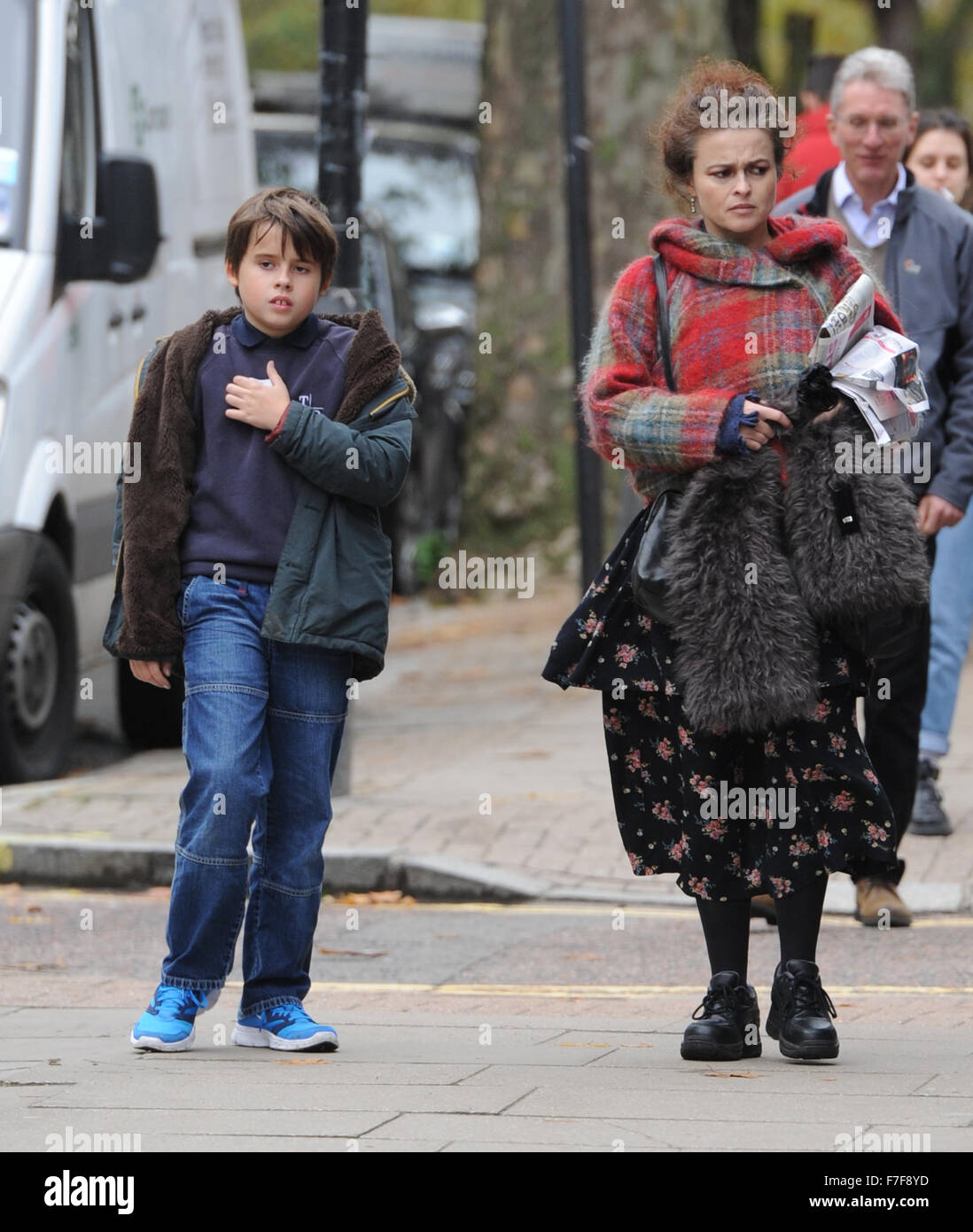 Helena Bonham Carter y su hijo Billy en Londres con: Helena Bonham Carter, Billy Raymond Burton donde: Londres, Reino Unido cuando: El 30 de octubre de 2015 Foto de stock