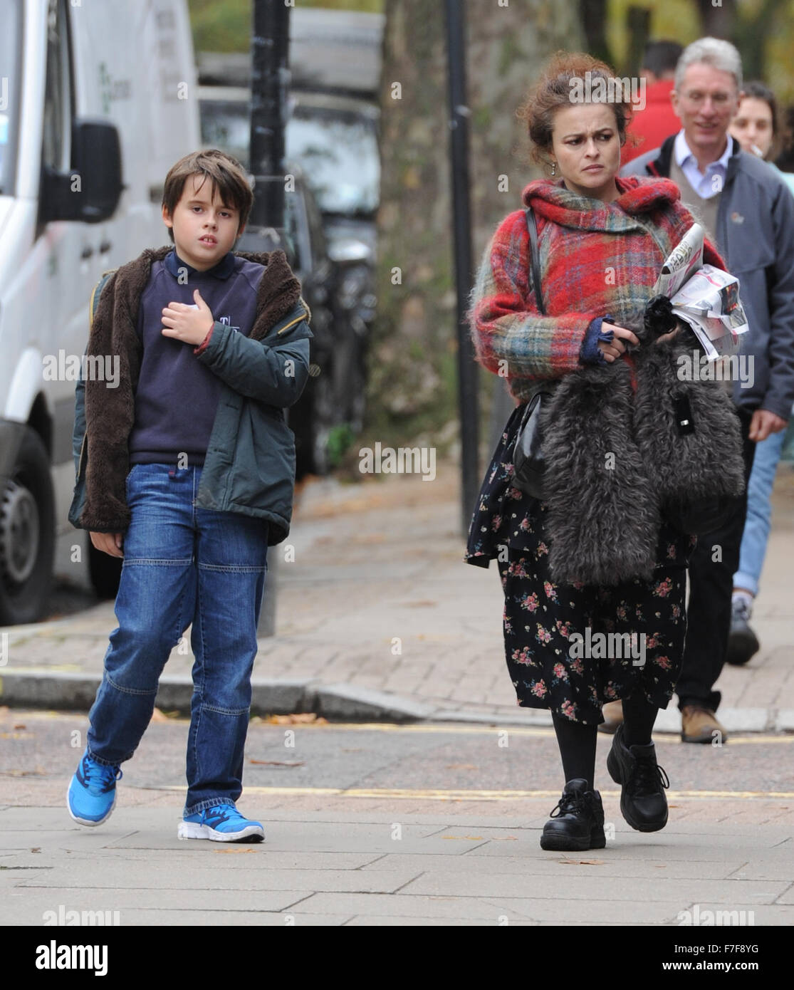 Helena Bonham Carter y su hijo Billy en Londres con: Billy Raymond Burton, Helena Bonham Carter, donde: Londres, Reino Unido cuando: El 30 de octubre de 2015 Foto de stock