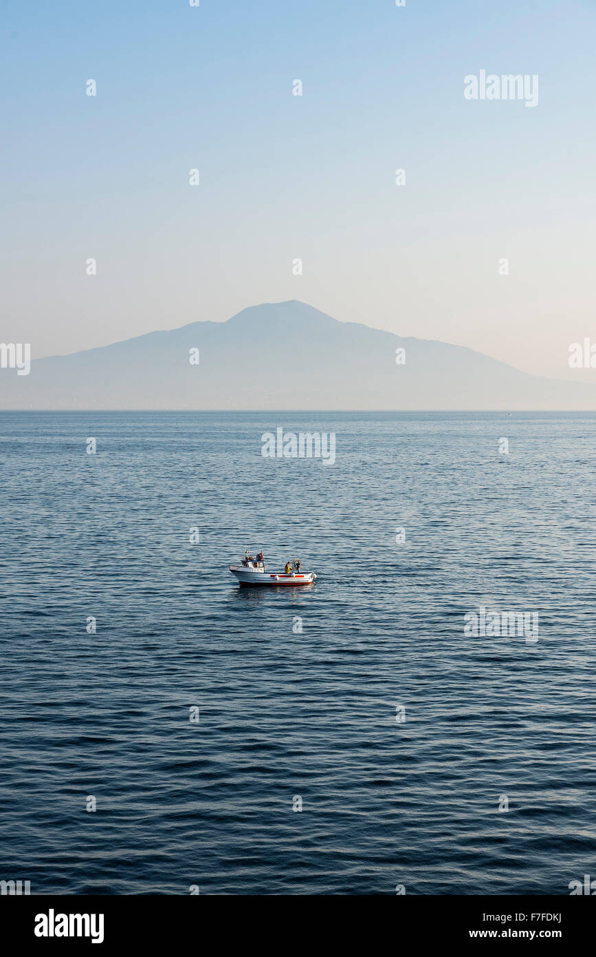 Pescador comercial comprueba sus trampas a la sombra del Monte Vesubio, Nápoles, Italia Foto de stock