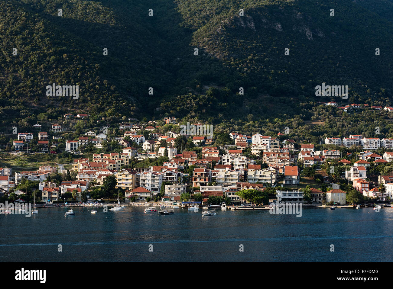 Ciudad costera de Đenovići, bahía de Kotor, Montenegro Foto de stock