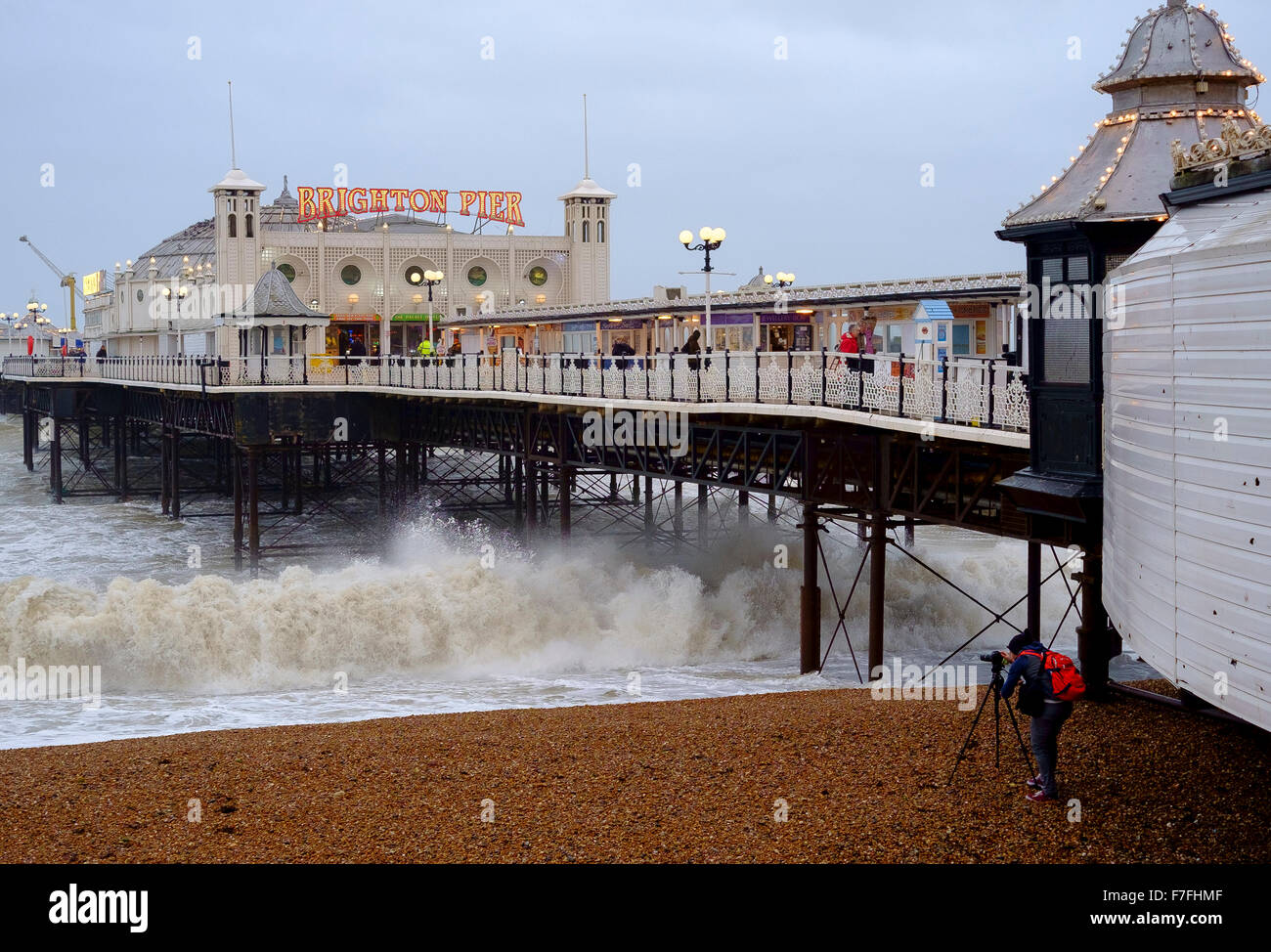 Brighton, Reino Unido. 30 Nov, 2015. Con ráfagas de viento de 60 mph y el embarcadero de Brighton hacia mares tormentosos, un fotógrafo toma posición arriba además del muelle sino mantener una distancia segura de las olas. Scott Hortop/Alamy Live News Foto de stock
