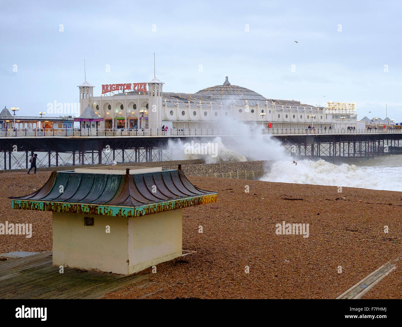 Brighton, Reino Unido. 30 Nov, 2015. Con ráfagas de viento de 60 mph, y un casi desierta playa, al embarcadero de Brighton enfrenta mares tormentosos. Scott Hortop/Alamy Live News Foto de stock