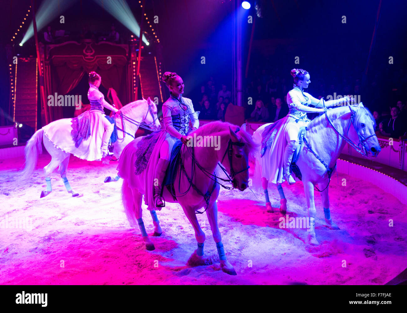 Los artistas del circo Roncalli (la familia con sus caballos Saabel) realice su espectáculo 'Salto vitale". Foto de stock