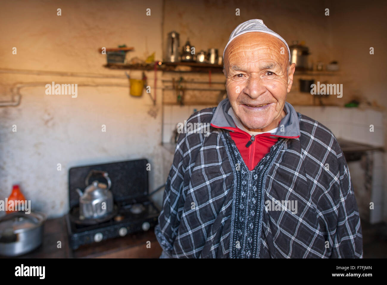 Bereber anciano hombre en su hogar en las montañas del Atlas en Marruecos. Foto de stock