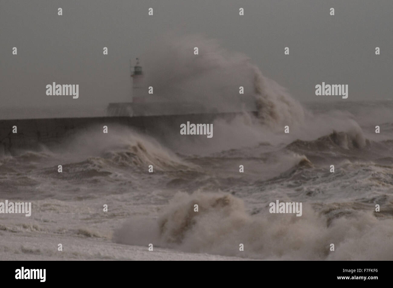 Newhaven, East Sussex, Reino Unido. 30 de noviembre de 2015. El viento feroz lanza el mar en frenesí. Debe haber sido casi 70 como esta foto fue tomada. Foto de stock