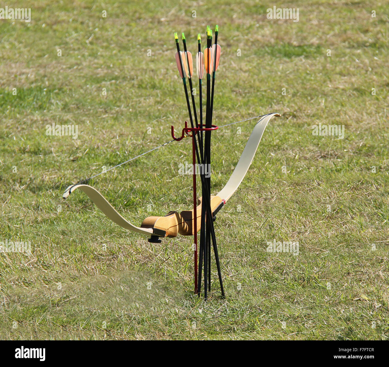 Un arco y flechas para el moderno deporte de tiro con arco