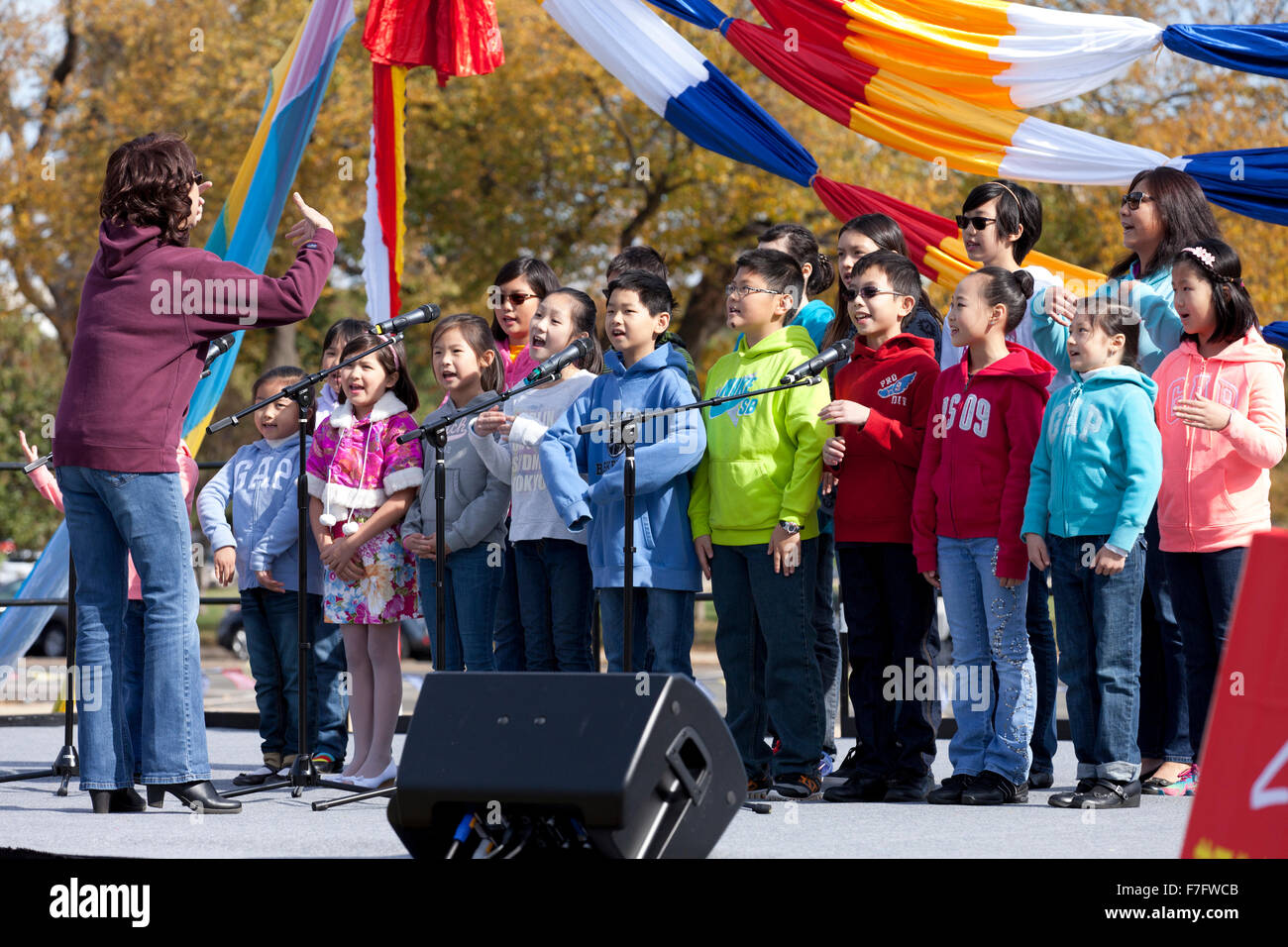 Coro de niños del grupo chino cantando sobre el escenario del festival  asiático - EE.UU Fotografía de stock - Alamy