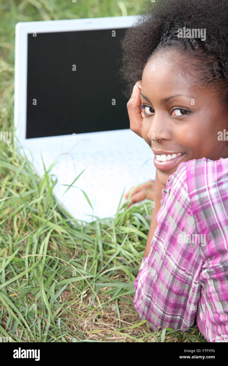 Mujer joven con un portátil Foto de stock