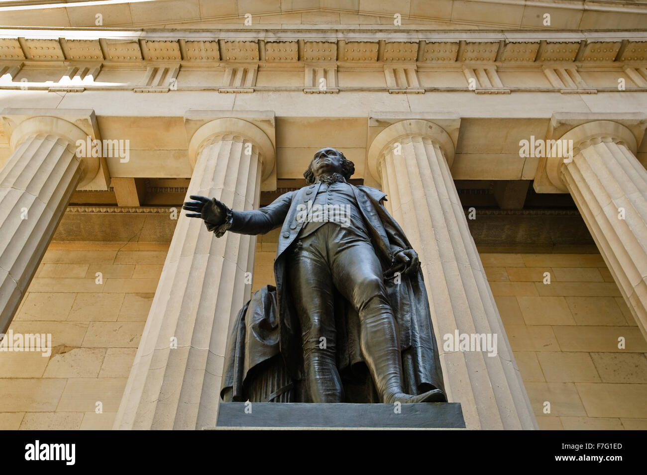 Estatua de George Washington y Federal Hall National Memorial, en Wall Street, Lower Manhattan, el distrito financiero de la ciudad de Nueva York. Foto de stock
