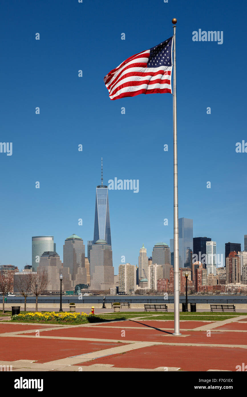 Pie de la bandera americana en Liberty State Park, Nueva Jersey, con una vista de Manhattan, rascacielos, la ciudad de Nueva York Foto de stock