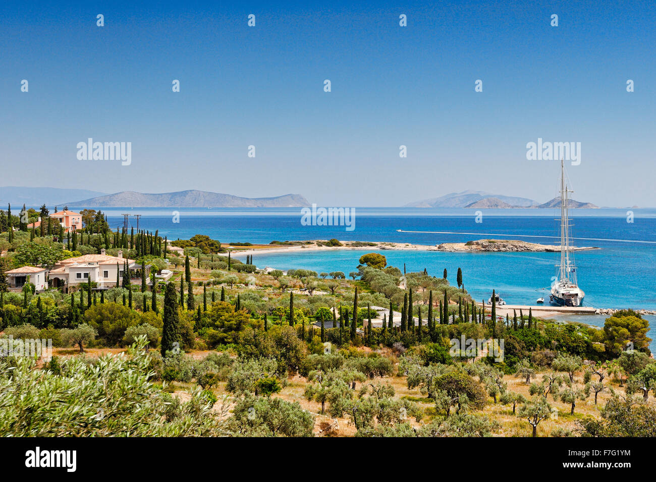 Casas de campo con Harbour en el lado sur de la isla de Spetses, Grecia Foto de stock